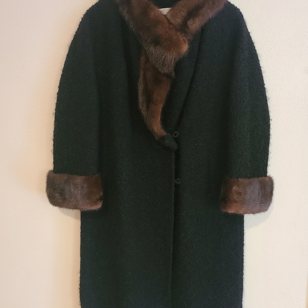 Vintage Hockanum Black Wool Coat w/mink fur